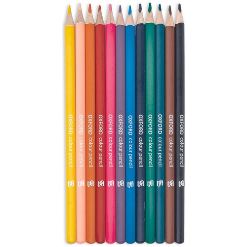 Zestaw dwunastu kredek kolorowych marki OXFORD, ułożonych pionowo. Każda kredka ma na boku napis "OXFORD colour pencil" i jest zaostrzona. Paleta barw obejmuje żółty, pomarańczowy, czerwony, różowy, fioletowy, niebieski, zielony, brązowy i czarny.