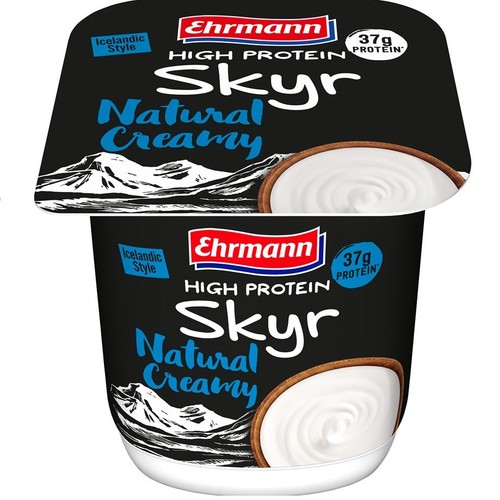 Jogurt Skyr Ehrmann Natural Creamy, 37g białka. Czarne opakowanie z napisem "High Protein" i grafiką gór.