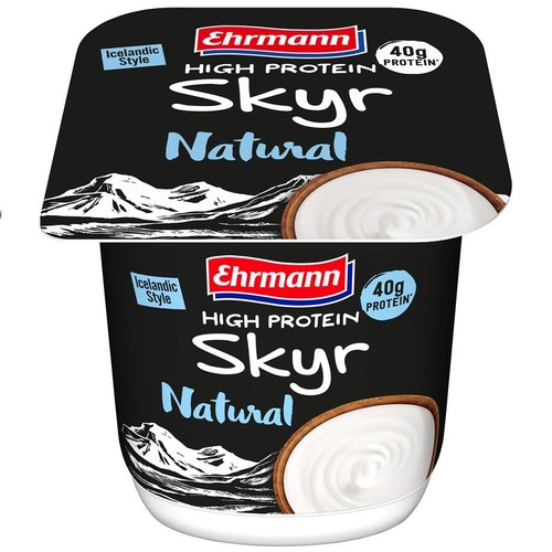 Kubek Ehrmann Skyr Naturalny, styl islandzki, wysoka zawartość białka, 40g białka. Opakowanie czarne z grafiką gór i miski ze skyrem.