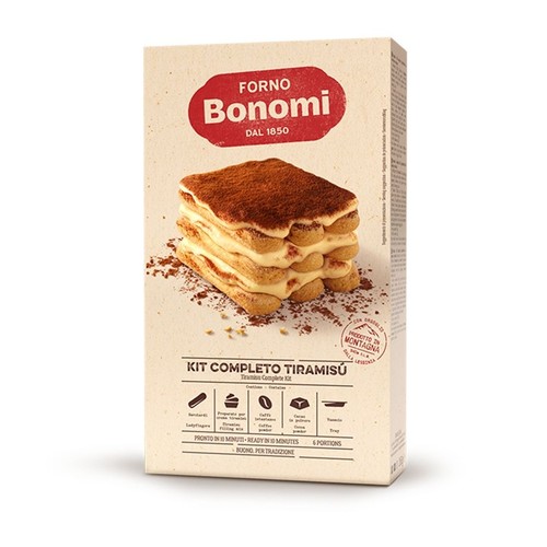 Beżowe opakowanie Forno Bonomi Kit Completo Tiramisù, zestawu do przygotowania włoskiego deseru. Na pudełku widnieje realistyczne zdjęcie gotowego tiramisu z warstwami biszkoptów i kremu, obficie posypanego kakao. 