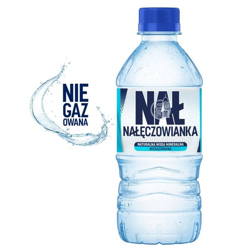Przezroczysta plastikowa butelka wody mineralnej Nałęczowianka, niegazowanej. Ma niebieską zakrętkę i biało-niebieską etykietę z napisem "Nałęczowianka naturalna woda mineralna niegazowana". Obok butelki grafika rozpryskującej się wody.