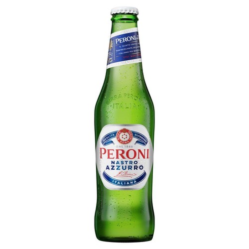Zielona szklana butelka piwa Peroni Nastro Azzurro z białą metalową zakrętką. Na głównej, owalnej etykiecie widnieje czerwony napis "PERONI" i niebieski "NASTRO AZZURRO". Na butelce widoczne są krople kondensacji.