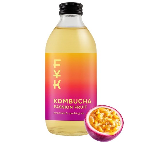 Szklana butelka kombuchy o smaku marakui, z czarną zakrętką. Etykieta ma gradient od żółtego do różowego, z napisem "Kombucha Passion Fruit, fermented & sparkling tea". Obok butelki leży świeża, przekrojona marakuja, ukazująca miąższ i pestki.