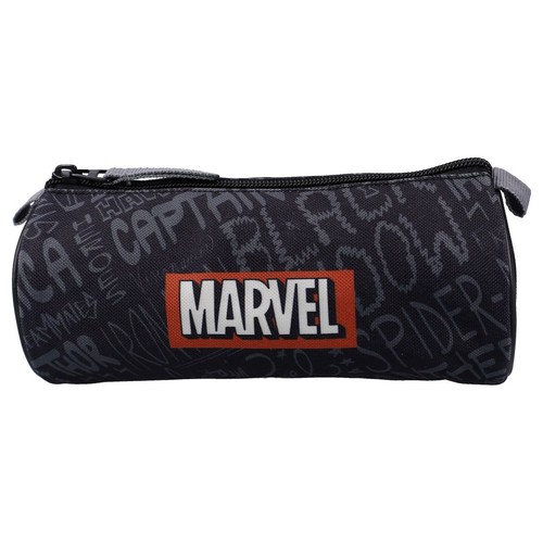 Piórnik w kolorze ciemnoszarym z białym logo Marvel na czerwonym tle. Posiada zamek błyskawiczny i szare uchwyty.