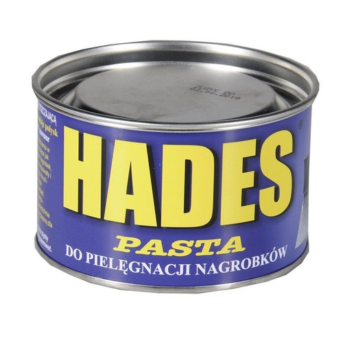 Okrągła, metalowa puszka pasty HADES do pielęgnacji nagrobków, widoczna z góry pod lekkim kątem. Etykieta jest niebieska z dużym, żółtym napisem "HADES" i mniejszym "PASTA DO PIELĘGNACJI NAGROBKÓW". Produkt służy do czyszczenia i nadawania połysku.