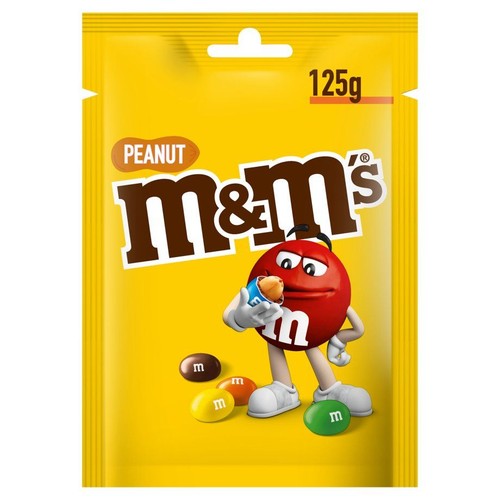 Opakowanie cukierków M&M's Orzechowe, 125 gramów. Żółta torebka z logo M&M's i napisem "Peanut". Czerwona postać M&M's z uśmiechem, trzymająca cukierek. Wokół niej leżą kolorowe cukierki.
