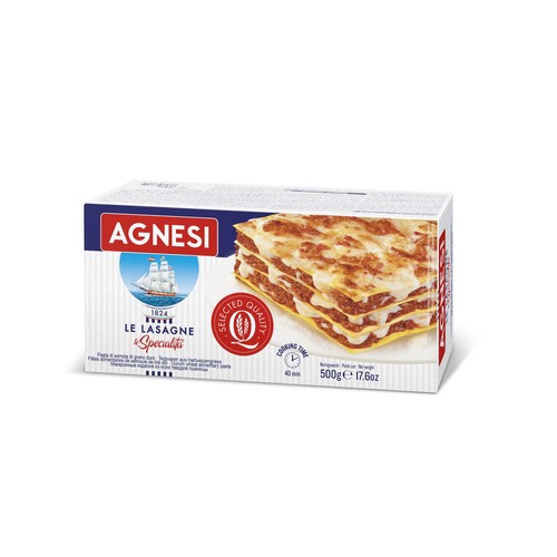Kartonowe opakowanie makaronu Agnesi Le Lasagne Specialita, 500g. Na froncie pudełka widnieje apetyczna grafika gotowej lasagne z warstwami makaronu, sosu mięsnego i beszamelu. Produkt z semoliny pszenicy durum. Czas gotowania 40 minut.