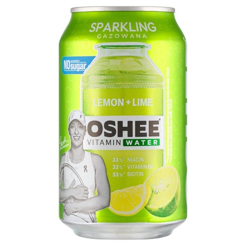 Zielona puszka OSHEE Vitamin Water Sparkling Lemon + Lime. Napój gazowany, bez dodatku cukru, z witaminami. Na etykiecie grafika tenisistki, plasterków cytryny i limonki. Zawiera 33% niacyny, witaminy B6 i biotyny.
