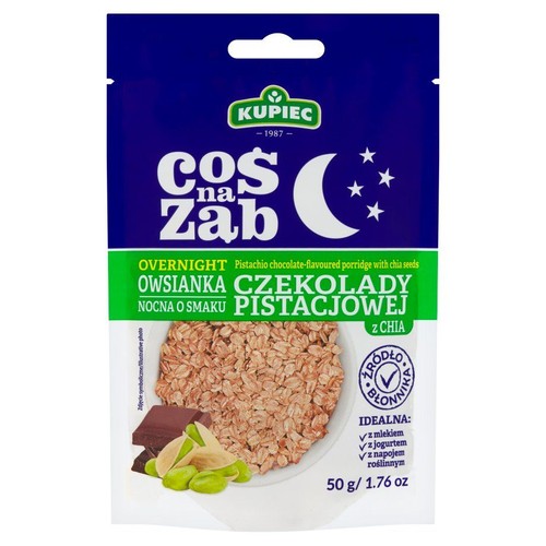 Kupiec Owsianka Nocna Czekoladowa Pistacjowa z Chia w niebieskiej torebce, 50 g. Ilustracja miski owsianki z czekoladą i pistacjami.