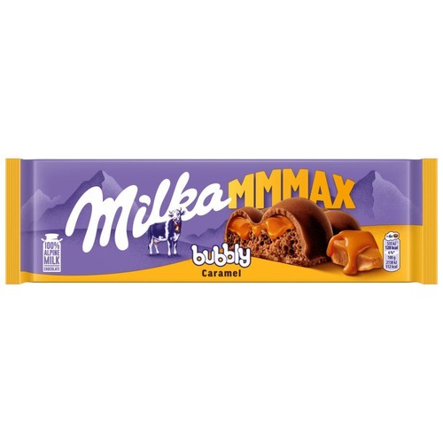 Opakowanie czekolady Milka MMMAX Bubbly Caramel. Fioletowe tło z górami i żółtym paskiem. Grafika pokazuje czekoladę mleczną z bąbelkami i obfitym, płynnym karmelem. Na opakowaniu logo Milka i krowa.