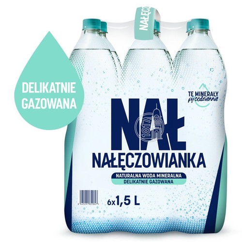 Zgrzewka sześciu przezroczystych butelek naturalnej wody mineralnej Nałęczowianka, delikatnie gazowanej. Każda butelka ma pojemność 1,5 litra. Etykieta zawiera logo marki i informację o produkcie.