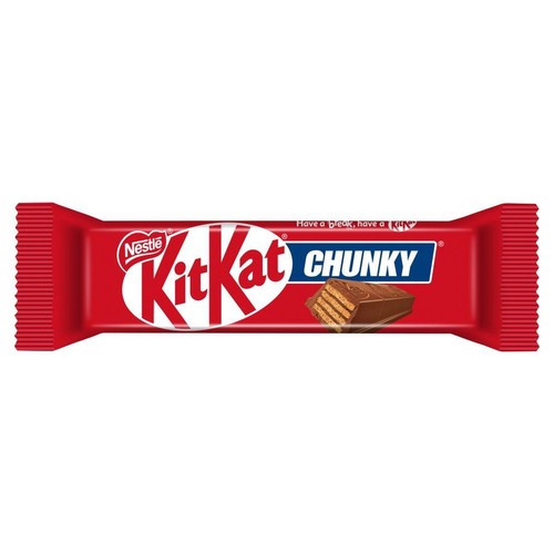 Czerwone opakowanie batona czekoladowego KitKat Chunky. Na opakowaniu widnieje białe logo Nestle i duży napis KitKat, a obok niebieski prostokąt z napisem Chunky. Poniżej grafika przedstawiająca przekrój batona z warstwami wafla i czekolady.