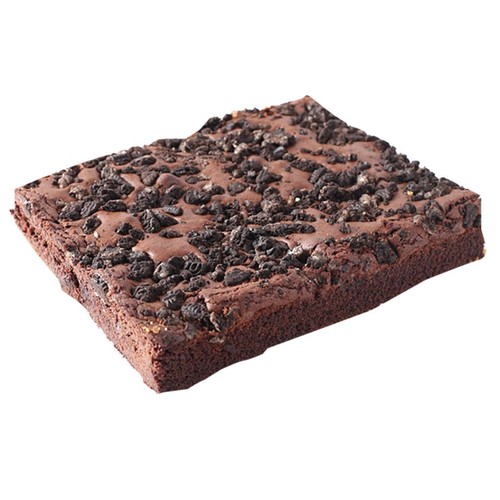 Prostokątne ciasto brownie, posypane ciemnymi, chrupiącymi kawałkami.
