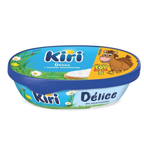 Owalne opakowanie serka Kiri Délice do smarowania. Na wieczku grafika z filmu Toy Story 5 oraz pieczywa z serkiem.
