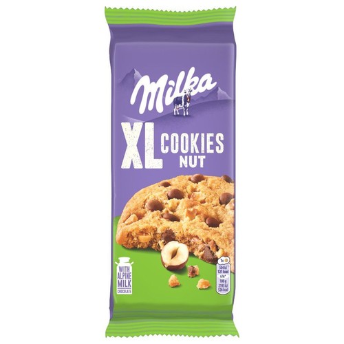 Fioletowe opakowanie Milka XL Cookies Nut. Na nim grafika ciastka z orzechami i czekoladą, z alpejską mleczną czekoladą.