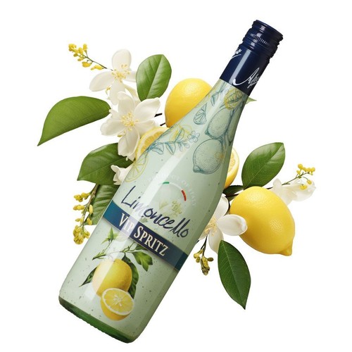 Elegancka butelka Limoncello VIP Spritz z jasnozieloną etykietą, na której widnieją rysunki cytryn. Butelka ma ciemnoniebieską szyjkę i zakrętkę. Kompozycja zawiera świeże cytryny, ich połówki oraz białe kwiaty i zielone gałązki.