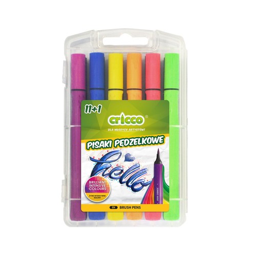 Zestaw 12 pisaków pędzelkowych marki Cricco, zapakowany w przezroczyste plastikowe etui. Pisaki są w intensywnych, żywych kolorach, przeznaczone dla młodych artystów. Na etykiecie widnieje napis "PISAKI PĘDZELKOWE" i "BRUSH PENS".
