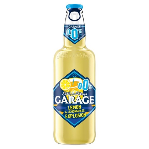 Szklana butelka bezalkoholowego napoju piwnego Garage 0.0% o smaku cytryny i trawy cytrynowej. Na niebiesko-żółtej etykiecie widnieje grafika cytryny i mieszadełka. Butelka ma niebieską zakrętkę.