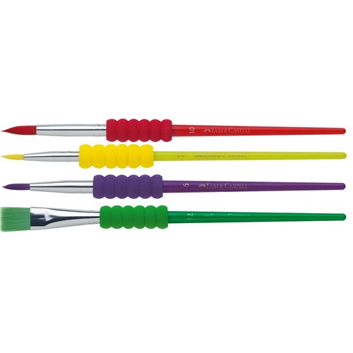 Cztery pędzle malarskie Faber-Castell ułożone poziomo. Mają kolorowe, plastikowe uchwyty (czerwony, żółty, fioletowy, zielony) z dopasowanymi, żebrowanymi, gumowymi nakładkami dla lepszego chwytu. Pędzle mają różne rozmiary i kształty końcówek.