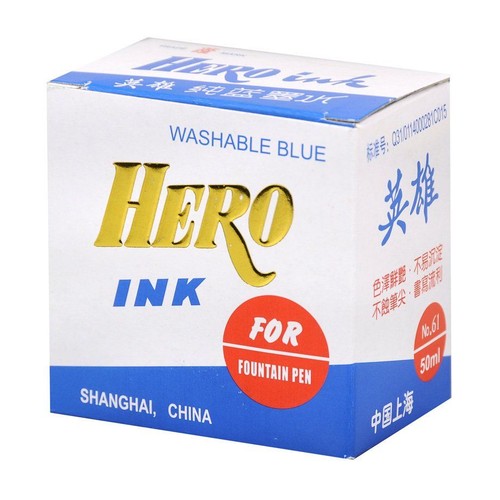 Biało-niebieskie pudełko atramentu HERO INK, zmywalny niebieski, 50ml, model No.61. Przeznaczony do piór wiecznych. Atrament ma jasny kolor, nie osiada, nie koroduje stalówki i zapewnia płynne pisanie.
