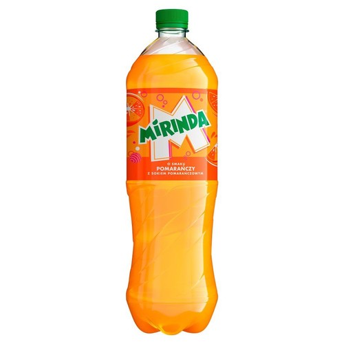 Napój gazowany Mirinda w plastikowej butelce. Etykieta z napisem "O smaku pomarańczy z sokiem pomarańczowym".