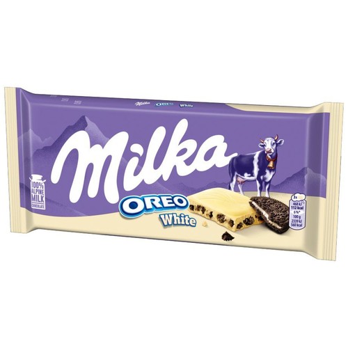 Czekolada Milka Oreo White w podłużnym, fioletowo-białym opakowaniu. Na etykiecie widoczna jest grafika krowy i gór. Prezentuje białą czekoladę z ciemnymi kawałkami ciastek Oreo oraz jedno całe ciastko.