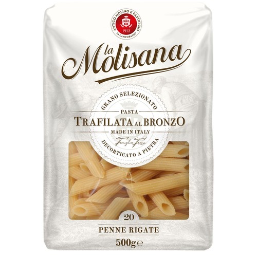 Opakowanie makaronu Penne Rigate marki La Molisana, waga 500g. Biała paczka z przezroczystym okienkiem ukazującym makaron. Opis "Trafilata al Bronzo" (tłoczony przez brąz) i "Made in Italy" (wyprodukowano we Włoszech).