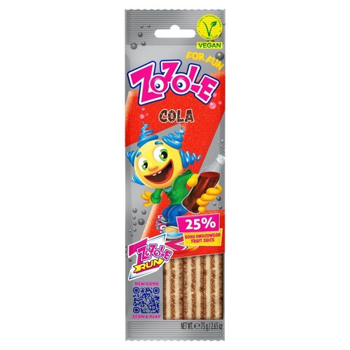 Opakowanie cukierków Zozole Cola o wadze 75g. Produkt jest wegański i zawiera 25% soku owocowego. Na froncie opakowania znajduje się grafika uśmiechniętej postaci z kreskówki oraz napis "DLA ZABAWY". Widoczne są paski cukierków.