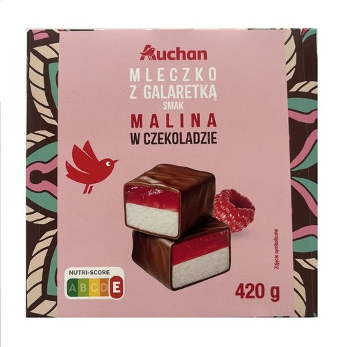 Pudełko Auchan Mleczko z galaretką malinową w czekoladzie, waga 420 g. Grafika na opakowaniu ukazuje dwa czekoladowe batoniki z białą warstwą mleczka i czerwoną galaretką malinową, ułożone jeden na drugim. Obok nich leży pojedyncza malina.