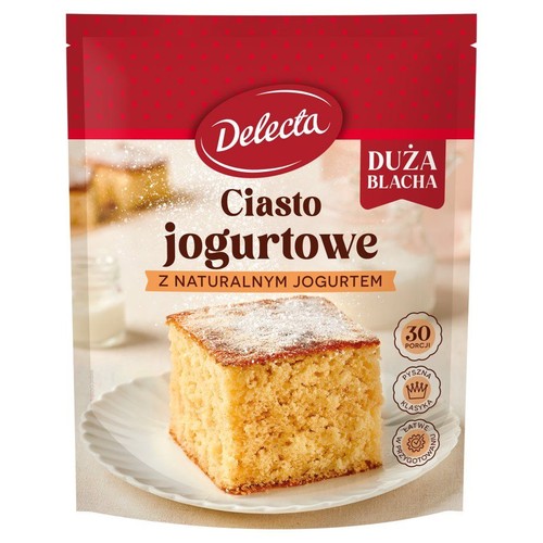 Mieszanka do ciasta jogurtowego Delecta, z grafiką gotowego ciasta na talerzu. Produkt na dużą blachę, 30 porcji.