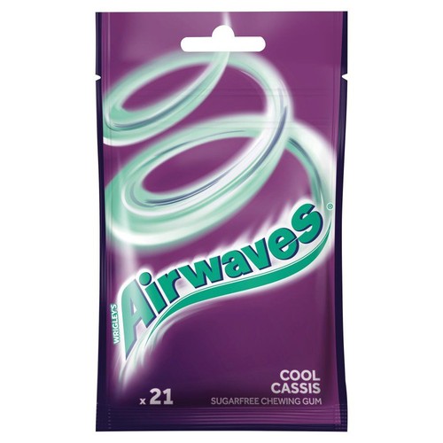 Torebka gum do żucia Airwaves o smaku czarnej porzeczki (Cool Cassis). Opakowanie jest fioletowe z zielonym napisem "Airwaves" i jasnymi, spiralnymi wzorami. Zawiera 21 sztuk gum bez cukru. Na dole widnieje informacja "Sugarfree Chewing Gum".