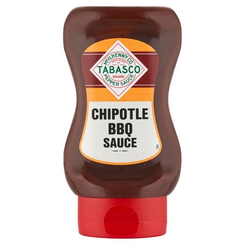 Produkt: sos Tabasco Chipotle BBQ w brązowej butelce o pojemności nieokreślonej. Butelka ma czerwoną nakrętkę typu flip-top. Na etykiecie znajduje się logo McIlhenny Co. Tabasco Brand Pepper Sauce.