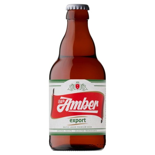 Brązowa szklana butelka piwa Amber eksport z metalową, srebrną zakrętką. Na biało-zielonej etykiecie widnieje duży, czerwony napis "Amber" oraz mniejszy "eksport". Poniżej informacja "piwo lager bałtycki premium".