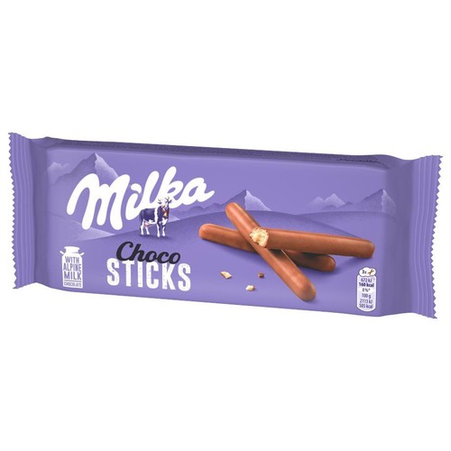 Fioletowe opakowanie Milka Choco Sticks z logo i krową. Na opakowaniu trzy paluszki czekoladowe, jeden przełamany z jasnym nadzieniem.