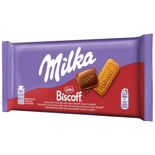 Opakowanie czekolady Milka Biscoff. Fioletowa folia z czerwonym tłem dla nazwy produktu. Na opakowaniu grafika przedstawiająca kawałek czekolady Milka i herbatnik Lotus Biscoff. Produkt to alpejska czekolada mleczna.