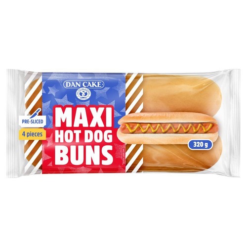Przezroczyste opakowanie bułek Dan Cake Maxi Hot Dog, zawierające 4 wstępnie pokrojone bułki o łącznej wadze 320 g. Etykieta w barwach amerykańskiej flagi z napisem "MAXI HOT DOG BUNS" i grafiką hot doga z parówką i musztardą.