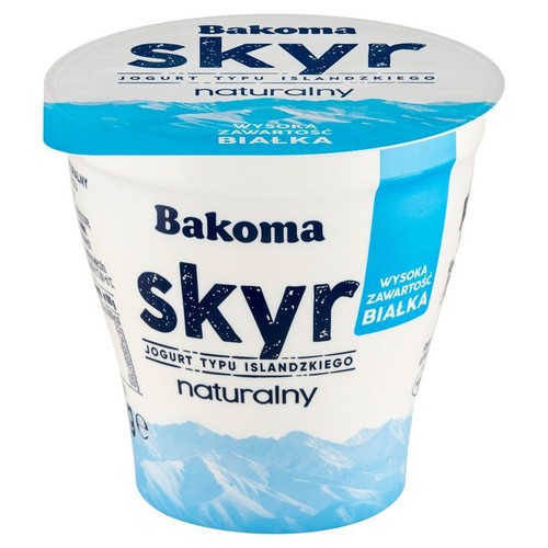 Biały kubek jogurtu Bakoma Skyr naturalny. Jogurt typu islandzkiego z wysoką zawartością białka, z niebieską grafiką.