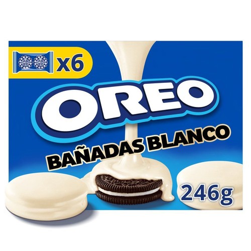 Niebieskie opakowanie ciastek Oreo polanych białą czekoladą. Na grafice ciastko polewane białą masą. W zestawie 6 sztuk, waga 246g.