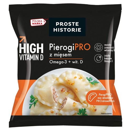 Czarne opakowanie PierogiPRO z mięsem marki Proste Historie. Produkt jest źródłem Omega-3 i witaminy D. Widoczne pierogi na talerzu.