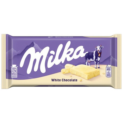 Produkt: Milka Biała Czekolada w fioletowo-białym opakowaniu 100g. Na etykiecie znajduje się logo Milka, wizerunek krowy, góry oraz ilustracja kawałka białej czekolady. Opakowanie podkreśla użycie 100% alpejskiego mleka.