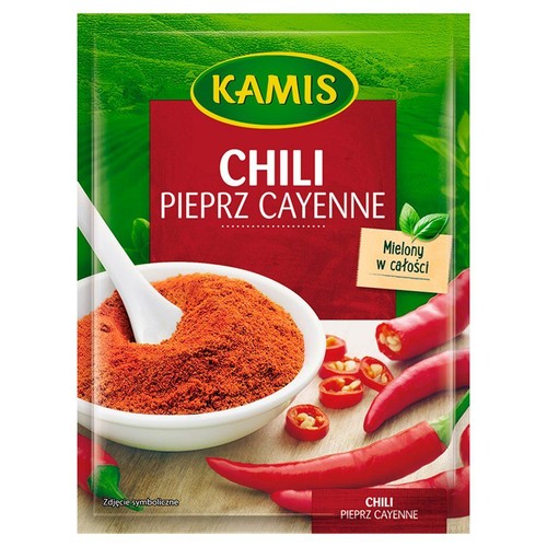 Opakowanie Kamis Chili Pieprz Cayenne z napisem "mielony w całości". Grafika przedstawia białą miskę wypełnioną sypką, czerwoną przyprawą, z zanurzoną w niej białą łyżką. Obok leżą całe i pokrojone papryczki chili.