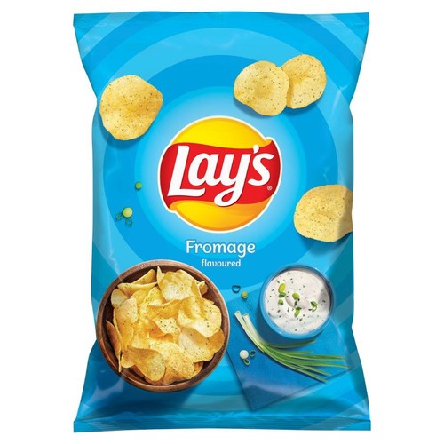 Opakowanie chipsów Lay's Fromage w kolorze niebieskim z jasnymi okręgami. Centralnie umieszczone logo Lay's. Na dole paczki grafiki: drewniana miska z chipsami, mała miseczka z kremowym dipem posypanym szczypiorkiem oraz świeży szczypiorek.