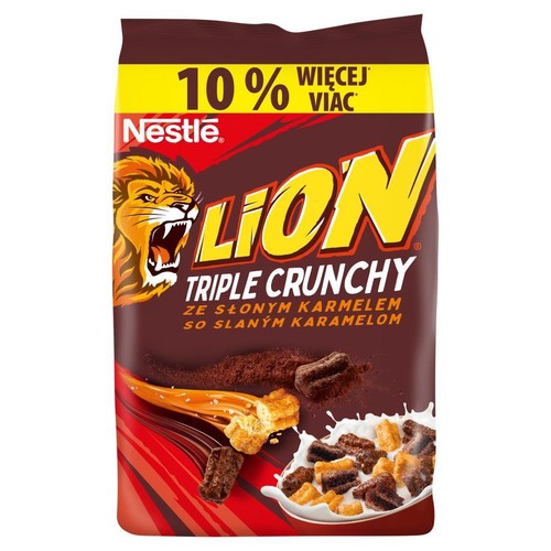 Opakowanie płatków Nestle Lion Triple Crunchy z solonym karmelem. Na opakowaniu grafika lwa i płatków w mleku. 10% więcej produktu.