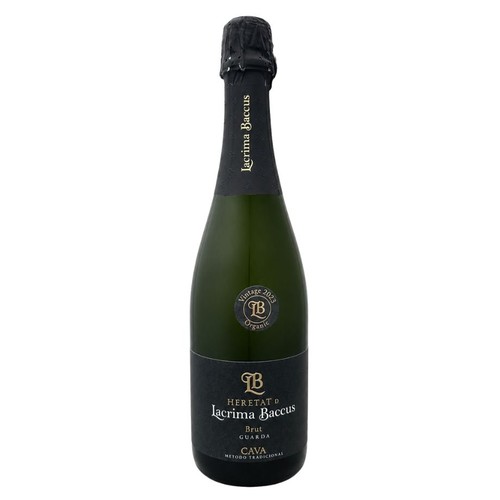Ciemnozielona butelka Cavy Lacrima Baccus Brut Guarda, rocznik 2023. Posiada czarną etykietę główną i okrągłą etykietę "Organic". Na szyjce pionowy napis "Lacrima Baccus". Korek zabezpieczony czarną folią.
