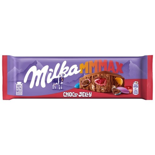 Fioletowe opakowanie czekolady Milka MMMax Choco Jelly. Na etykiecie logo Milka, krowa, góry oraz grafika przekroju czekolady z kawałkami galaretki i kolorowymi drażami. Produkt zawiera 100% czekolady z mleka alpejskiego.