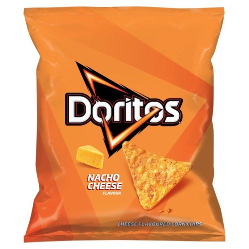 Opakowanie chipsów Doritos Nacho Cheese Flavour. Pomarańczowa paczka z grafiką sera i chipsa kukurydzianego.