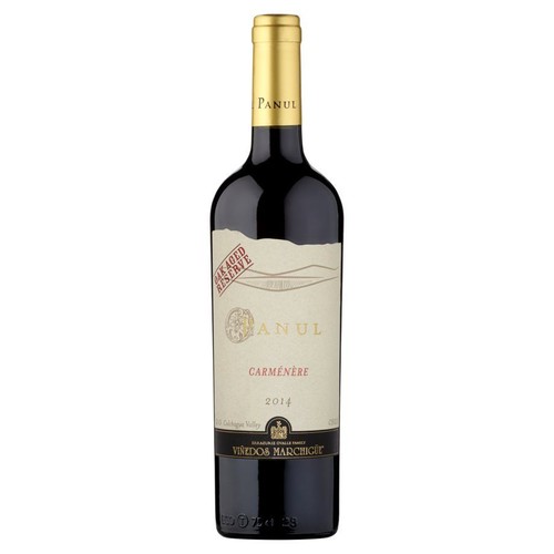 Butelka czerwonego wina Panul Carménère 2014, rezerwa dojrzewająca w dębie. Na beżowej etykiecie widnieje nazwa Panul, Carménère i rocznik 2014. U dołu czarna etykieta z nazwą Winnice Marchigüe. Pojemność 750 ml.