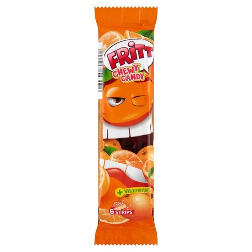 Pomarańczowe opakowanie cukierków Fritt Chewy Candy. Zawiera 6 pasków cukierków z witaminą C. Na opakowaniu grafika pomarańczy.