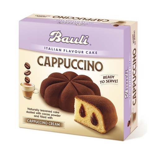 Pudełko ciasta Bauli Włoskie Ciasto Smakowe Cappuccino. Na grafice widoczne całe ciasto posypane kakao oraz przekrojony kawałek z jasnym wnętrzem i ciemnym kremem cappuccino. Ciasto jest naturalnie zakwaszone i gotowe do podania.
