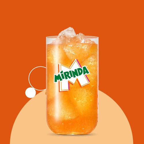 Szklanka z napojem Mirinda, wypełniona pomarańczowym płynem z bąbelkami i kostkami lodu. Na szklance logo Mirinda.